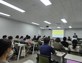 □ 교육 개요 ○ 교육일시 : 2025. 9. 23.(화) ~ 10. 30.(목) 19:00~22:00 [총 9회]  ○ 교육장소 : 인제대 글로컬대학 허브캠퍼스(김해대로 2466 근로복지공단 김해지사 4층) ○ 대    상 : 지속가능발전에 관심있는 김해시민 ○ 교육인원 : 32명 ○ 수료기준 : 교육과정의 75% 이상 출석 ○ 수 강 료 : 무료(교재비 포함) ○ 교육내용 : SDGs 개론 및 분야별 사례 강의 ○ 주최/주관: 김해시/김해시지속가능발전협의회·인제대학교 지역연계협력본부 □ 교육과정구분강 의 내 용강 사[1강] 9. 23.▶SDGs 관점에 본 지속가능한 도시재생정규식(1급)[2강] 9. 25.▶문화예술, 도시를 지속가능하게 만들다 : 플랜비의 사례를 중심으로송교성(2급)[3강] 9. 30.▶아름다운 공존, 김해 속에서 : 김해시 먹거리 시스템의 지속가능성김정란(2급)[4강] 10. 14.▶성평등과 지속가능발전 : 공정 요구와 젠더 갈등문경희(1급)[5강] 10. 16.▶이주-다문화도시의 세계시민전략홍문숙(1급)[6강] 10. 21.▶지속가능발전과 국가 : 성장주의 불균형국가에서 지속가능발전 균형국가로지주형(1급)[7강] 10. 23.▶지속가능발전을 위한 지방재정분권송원근(1급)[8강] 10. 28.▶지역 경제와 일자리, 그리고 미래를 위한 산업혁신양승훈(1급)[9강] 10. 30.▶경상남도의 포용적 사회복지시스템강명진(2급)     