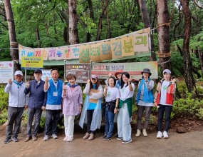 □ 행사개요  일    시 : 2024. 5. 12. (일) 9:00 ~  장    소 : 은하사 주차장 입구 및 신어산 정상 일대  참여인원 : 2,000여명   *신어산 철쭉축제와 병행 추진   주요내용   - 탄소중립 실천 환경 캠페인   - 은하사 주차장 입구 및 신어산 정상 일대 철쭉 식재   - 신어산 등산객 등 시민들에게 철쭉묘목 나눔행사 추진  주     최 : 김해시지속가능발전협의회(상임회장: 이시우)  주    관 : 생태환경분과(분과장: 임영택)